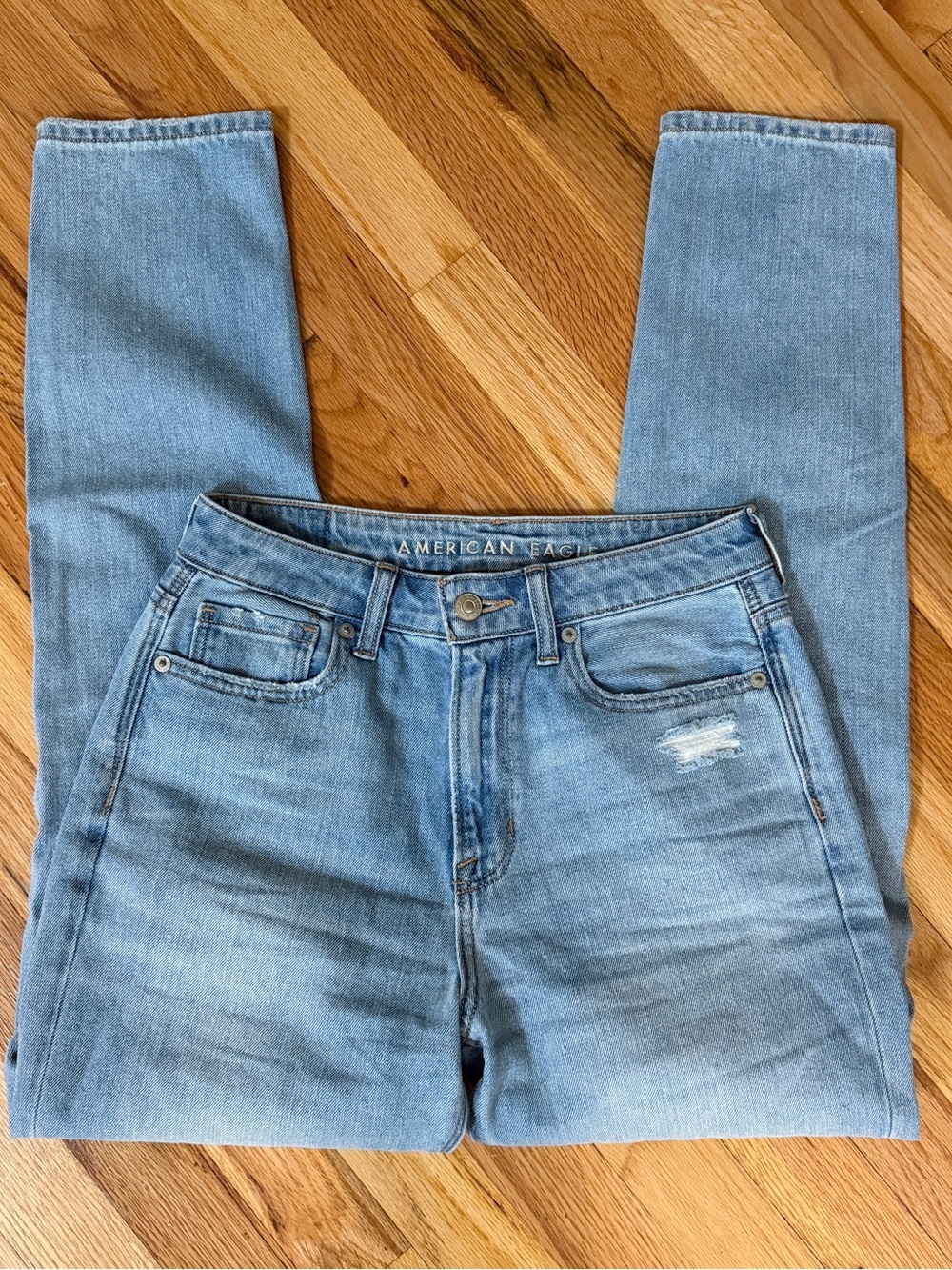 American Eagle Outfitters Light Wash Women’s High-Rise Mom Jeans